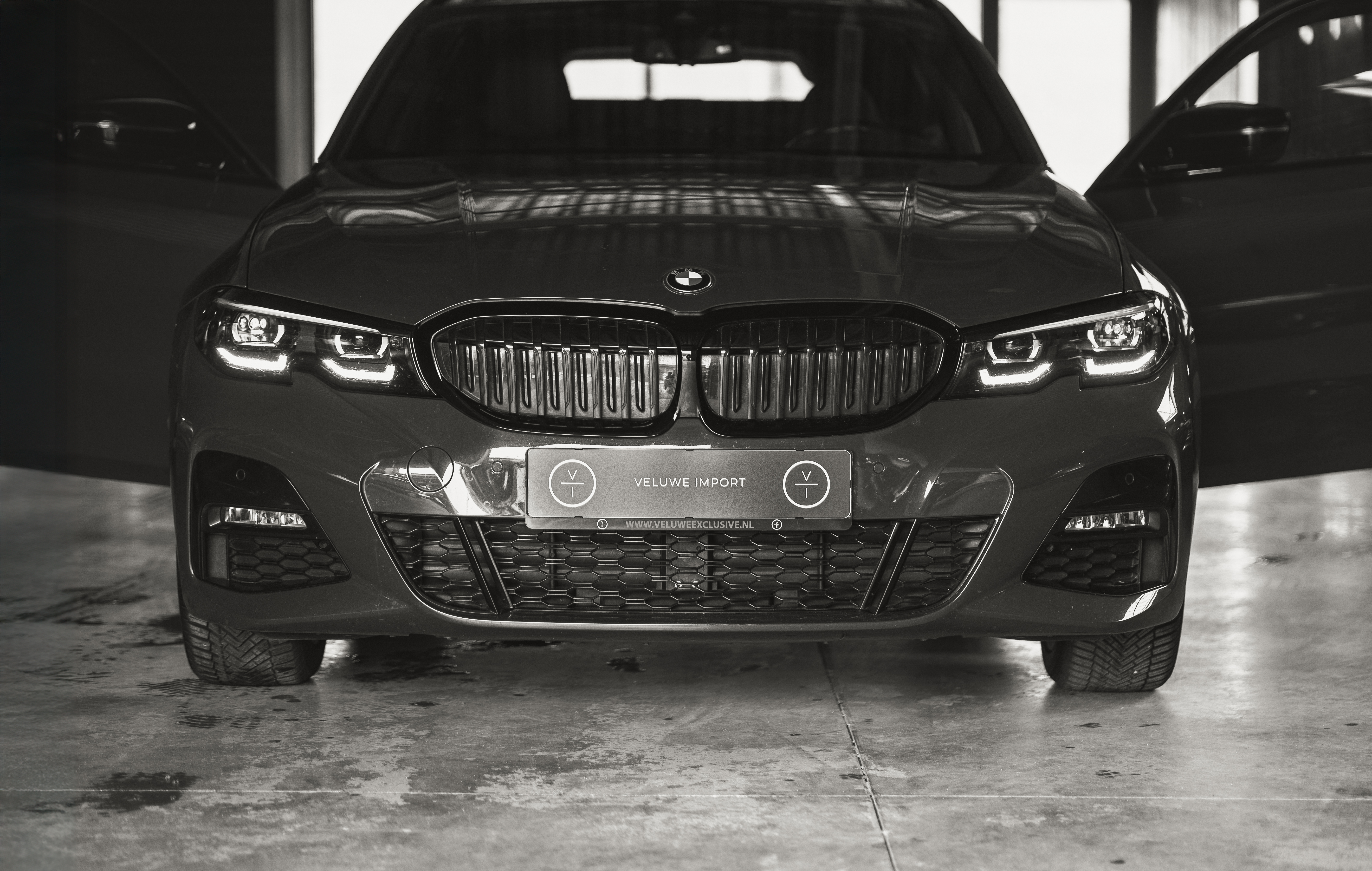 Een BMW in de hal van Veluwe Import