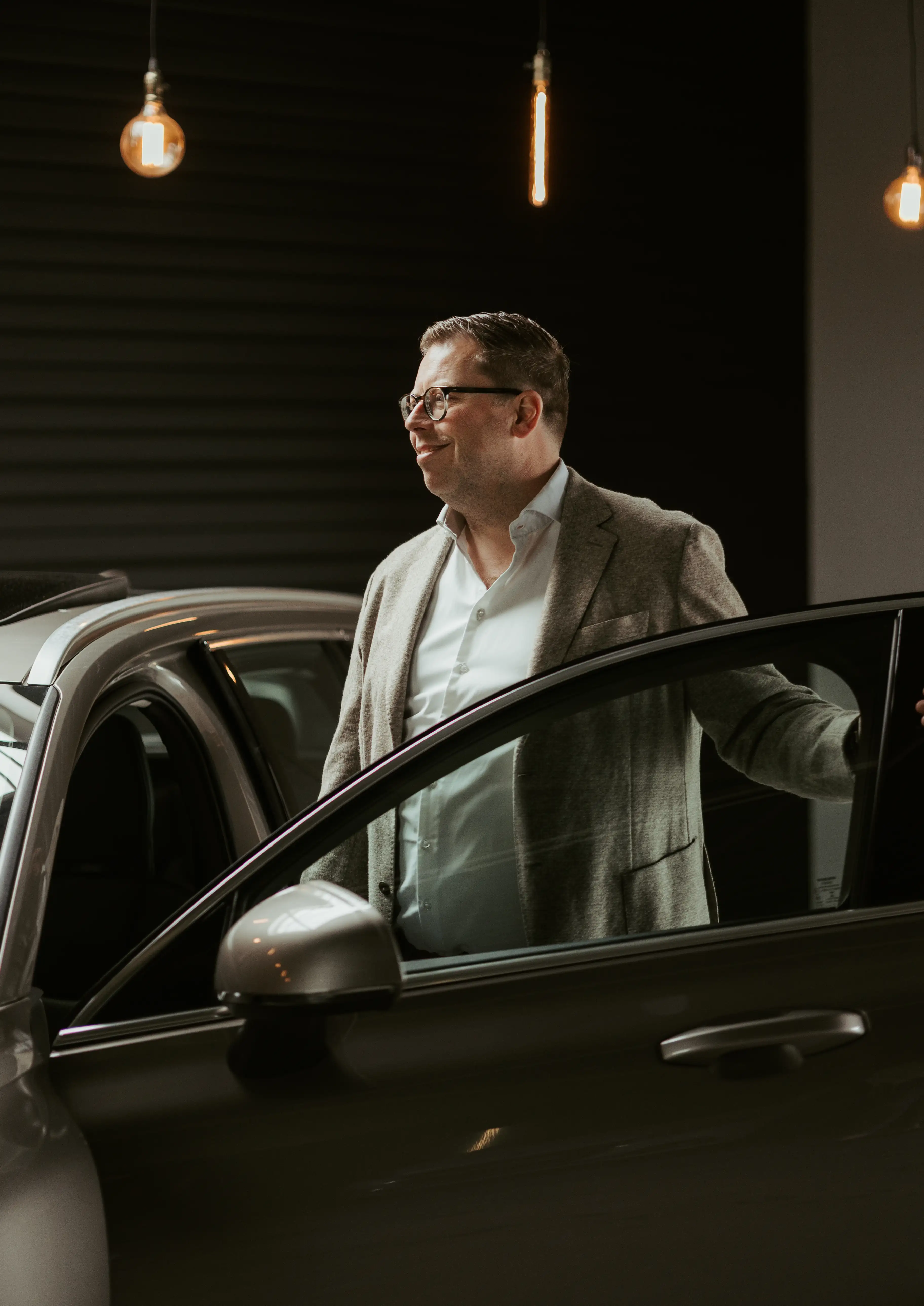 Jeroen Giele terwijl hij een auto instapt