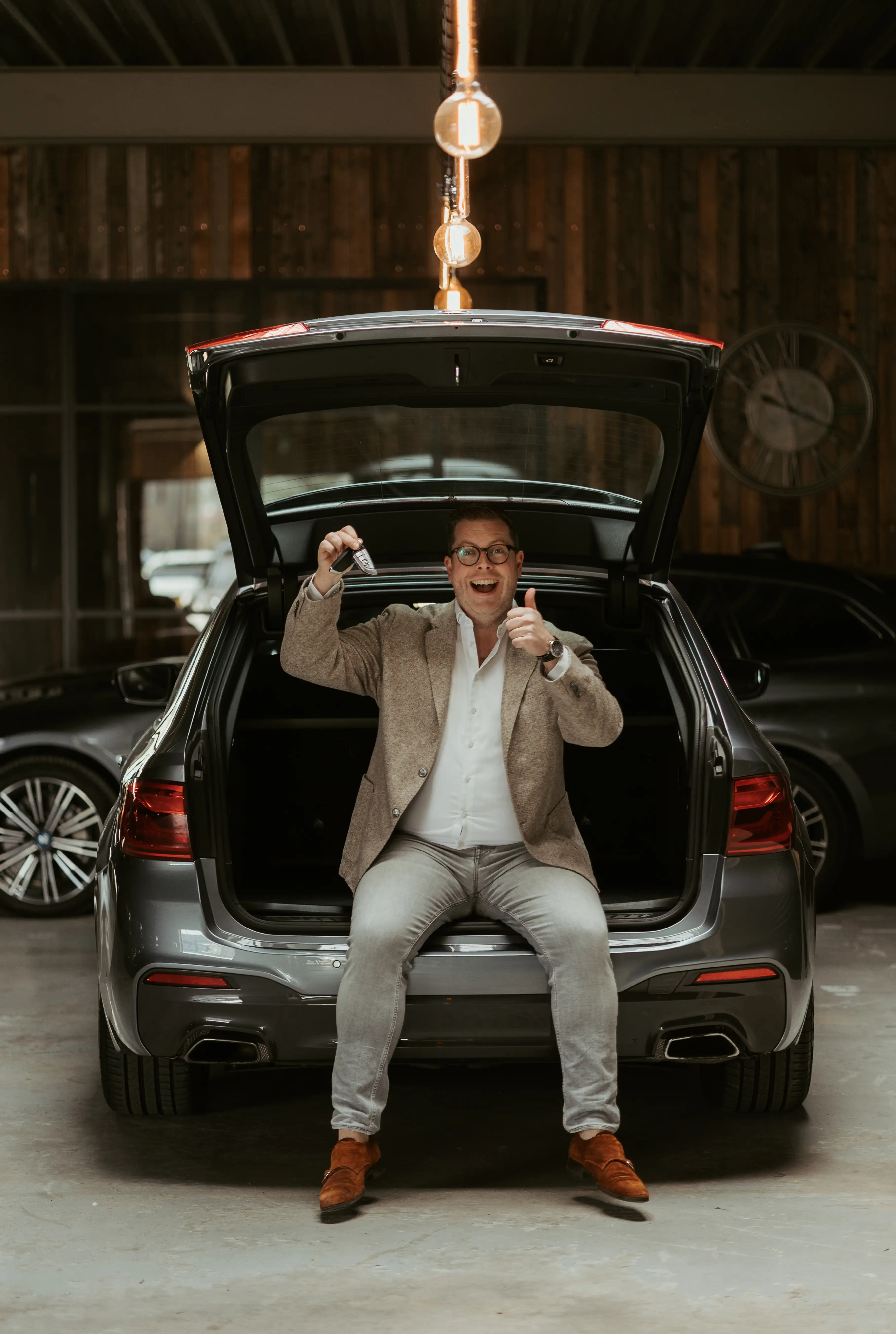 Jeroen Giele in de kofferbak van een auto