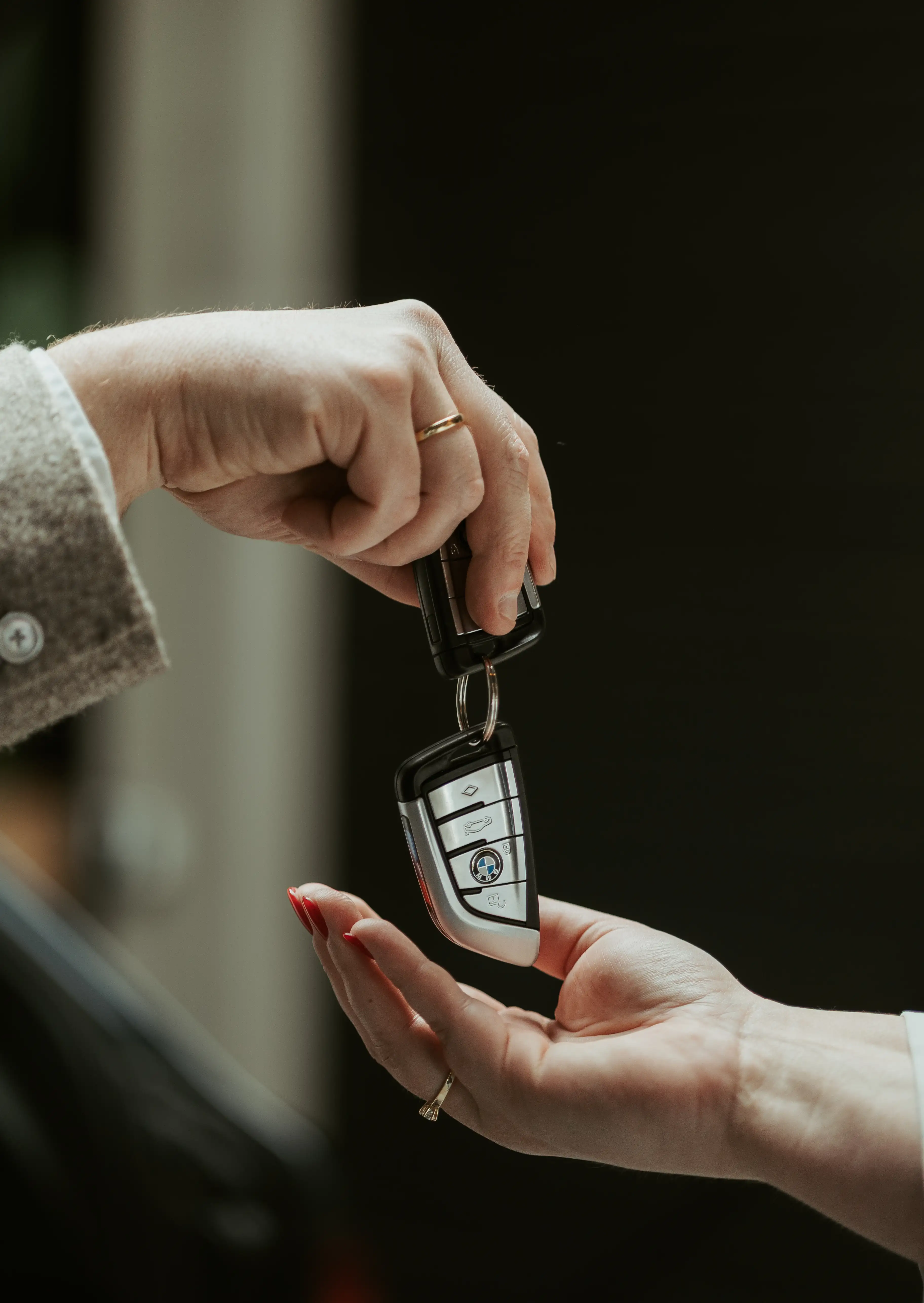 Autosleutel die wordt overgegeven